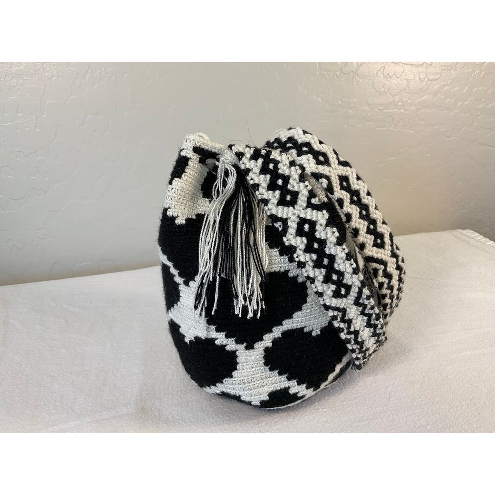 Handmade Wayuu Mochila Crossbody Bucket Bag Black White Crochet Woven Tassel - Picture 4 of 11